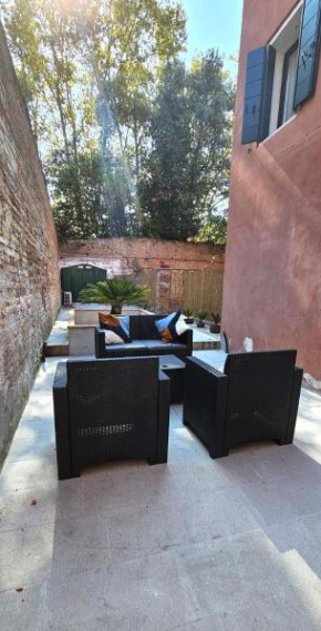 Small Villa with private Garden
